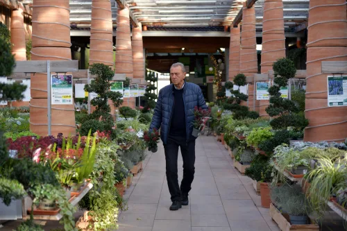 Improve mangement of your garden center with Garden Center Management course online.